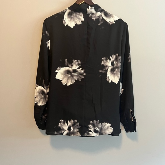Le Chateau New. Chiffon black floral blouse w belt - Picture 3 of 5